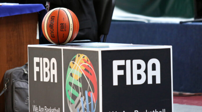 Zmiany w przepisach gry w koszykówkę – kiedy kroki i faul niesportowy?