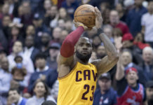 Wyniki NBA: Buzzer beater Lebrona Jamesa! Rockets w drugiej rundzie. Thunder walczą