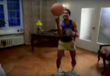 Kurczak z frytkami, mały piesek i koszykówka