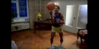 Kurczak z frytkami, mały piesek i koszykówka