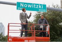 NBA: Dirk Nowitzki odsłonił w Dallas ulicę swojego imienia