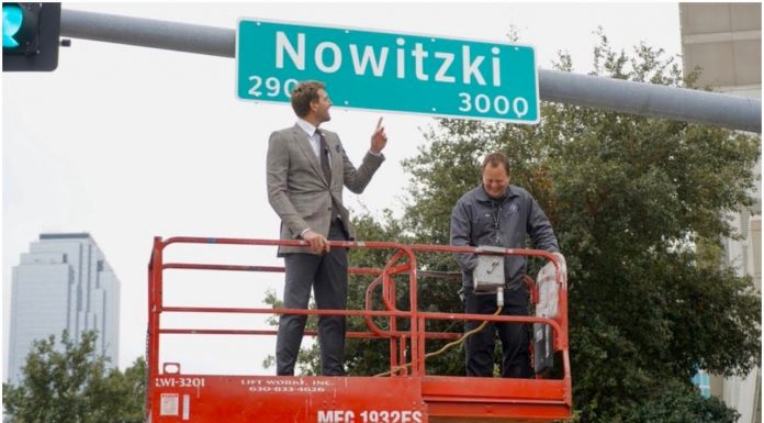 NBA: Dirk Nowitzki odsłonił w Dallas ulicę swojego imienia