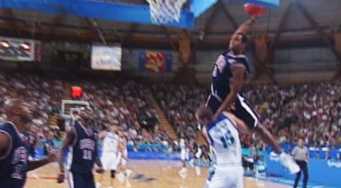 20 lat temu Vince Carter wykonał „dunk śmierci” i przeskoczył Weisa