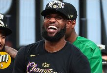 NBA: LeBron James na meczu w Las Vegas. Uwagę zwraca to, co miał w ręku