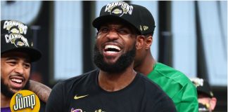 NBA: LeBron James na meczu w Las Vegas. Uwagę zwraca to, co miał w ręku