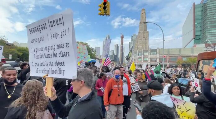 NBA: Protestujący bronili Irvinga. Chcieli się wedrzeć do hali Brooklyn Nets