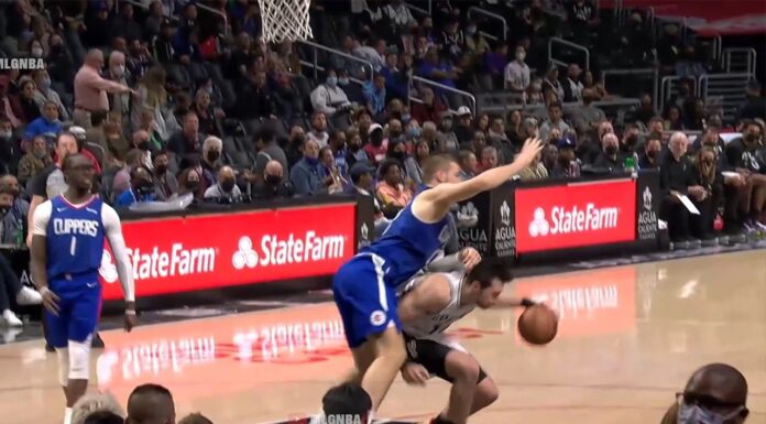 NBA: Cyrkowy rzut z podłogi. Jak to wpadło?!