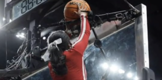 Zawodnicy i sędziowie bezradni. Cheerleaderka uratowała piłkę (video)