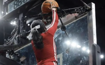 Zawodnicy i sędziowie bezradni. Cheerleaderka uratowała piłkę (video)