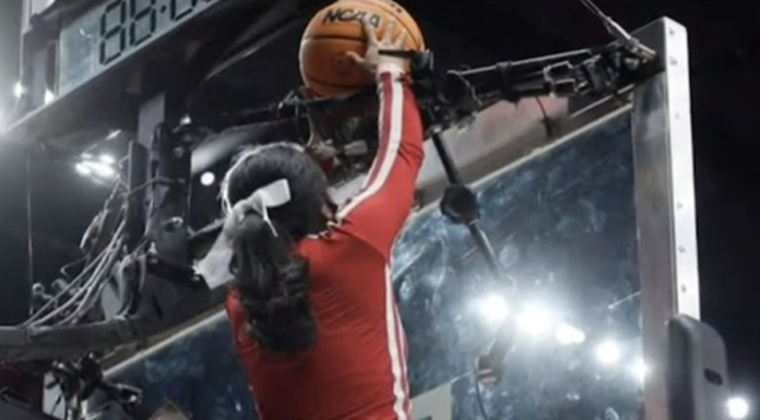 Zawodnicy i sędziowie bezradni. Cheerleaderka uratowała piłkę (video)