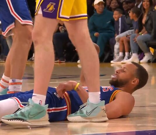 NBA: Jak on to trafił?! Stephen Curry upadając na boisko!