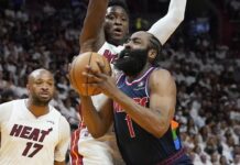 Wyniki NBA: 58 punktów duetu Booker-Paul, 35 oczek Doncicia. Sixers na łopatkach