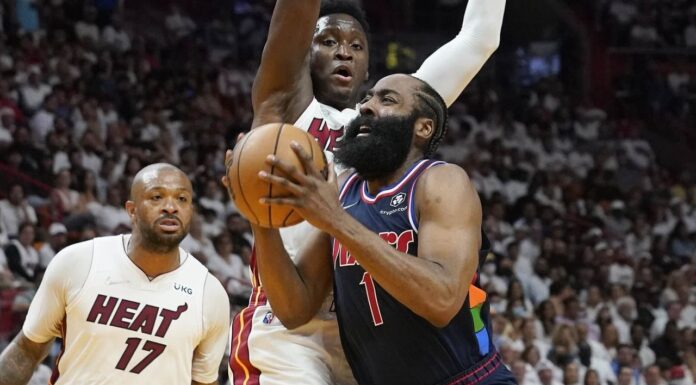 Wyniki NBA: 58 punktów duetu Booker-Paul, 35 oczek Doncicia. Sixers na łopatkach