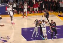 NBA: Kuriozalny rzut Westbrooka. Od razu został odesłany na ławkę. LeBron i Davis rozkładają ręce