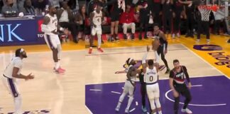 NBA: Kuriozalny rzut Westbrooka. Od razu został odesłany na ławkę. LeBron i Davis rozkładają ręce