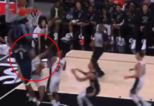 NBA: Boli od samego patrzenia. Sochan upadł i złapał się za głowę (wideo)