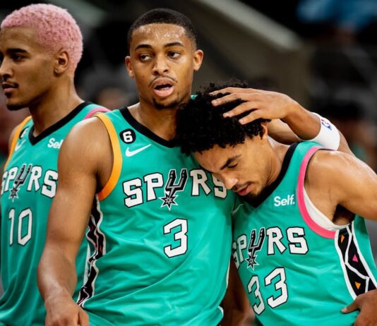 Wyniki NBA: Świetny Sochan, a Spurs lepsi od Bucks! 40 punktów Curry’ego, piąta z rzędu porażka Lakers, Magic wygrali z Suns