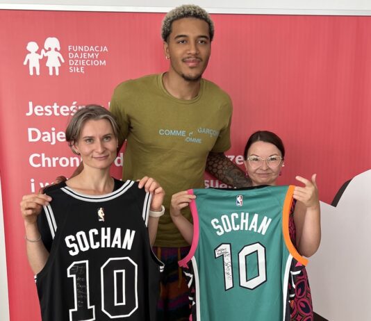 Jeremy Sochan wspiera Fundację Dajemy Dzieciom Siłę