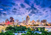 Wejdź na środek boiska mistrzów NBA, jedź na mecz z kibicami Nuggets!