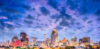 Wejdź na środek boiska mistrzów NBA, jedź na mecz z kibicami Nuggets!