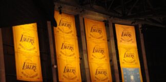 NBA: Kontrowersyjna decyzja Lakers. Były trener się nabija