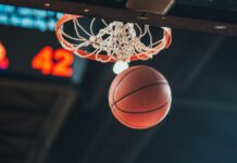 Koniec dominacji piłki nożnej. Kibice chcą więcej koszykówki