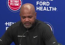 NBA: Trener Pistons był wściekły. Aż uderzył pięścią w stół. „Nie pozwolę!”