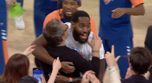 NBA: Kibic Knicks trafił z połowy i świętował z celebrytą!