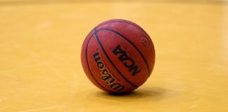 NBA: Zaskakująca decyzja młodych zawodników. Dlaczego nie chcą iść do draftu?