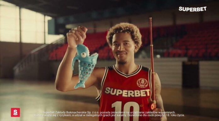 Muzyka, fryzury i rybki? Jeremy Sochan w nowym spocie reklamowym