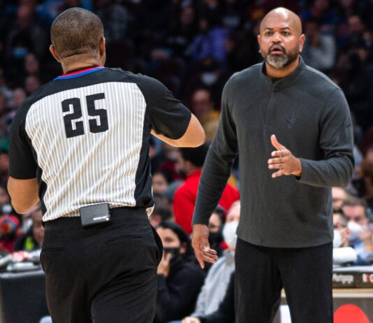NBA: Jednemu punkt zabrali, a drugiemu go dodali. Technologia już poprawia sędziów