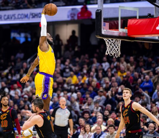 NBA: Pokaz wsadów LeBrona! Jak za dawnych czasów! WOW!