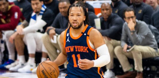 Wyniki NBA: 70 punktów duetu Towns-Brunson, Jokić z triple-double pokonany! Bójka w Nowym Orleanie. Wpadki Spurs i Timberwolves