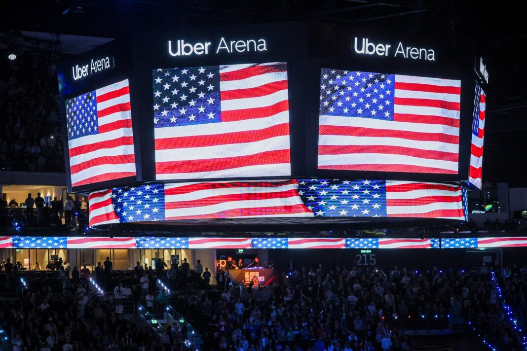 hala mecz NBA arena kibice USA basket flaga Berlin boisko