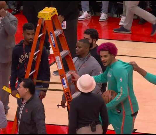 NBA: Mecz opóźniony przez wsad na rozgrzewce. Sochan nawet chciał pomóc przy naprawie