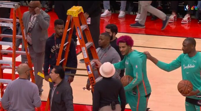 NBA: Mecz opóźniony przez wsad na rozgrzewce. Sochan nawet chciał pomóc przy naprawie