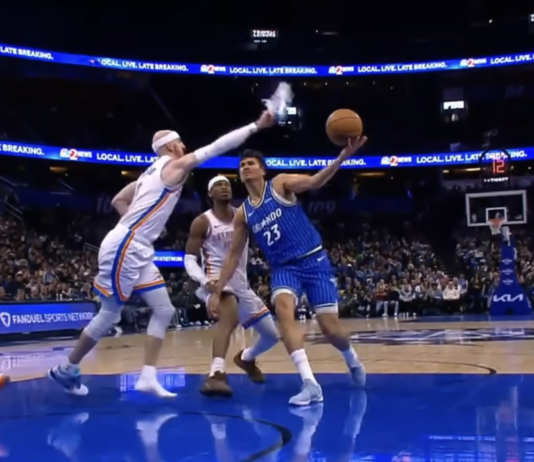 NBA: Co to było?! Zablokował rzut rywala butem!