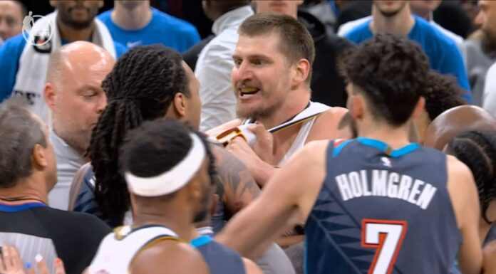 NBA: Zdzielił Jokicia prosto w twarz. Teraz przeprasza, ale…